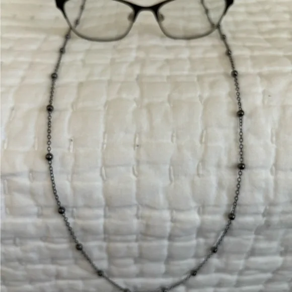 TWO FOSTER GRANT EYEWEAR CHAINS. BLACK PEARL-LIKE BEADS AND CHAIN. DELICATE LOOK - Picture 2 of 5